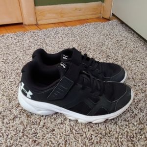 Boys size 3 under armour tennis shoes